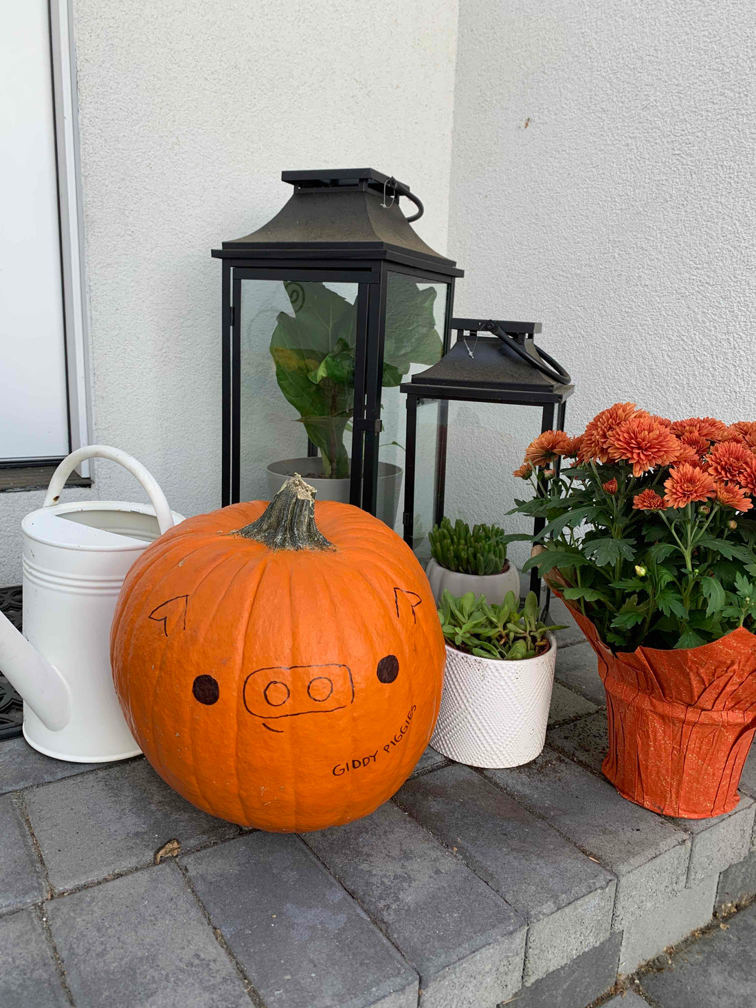 Pumpkin 🎃 Giddy Piggies fall decorations on the porch.